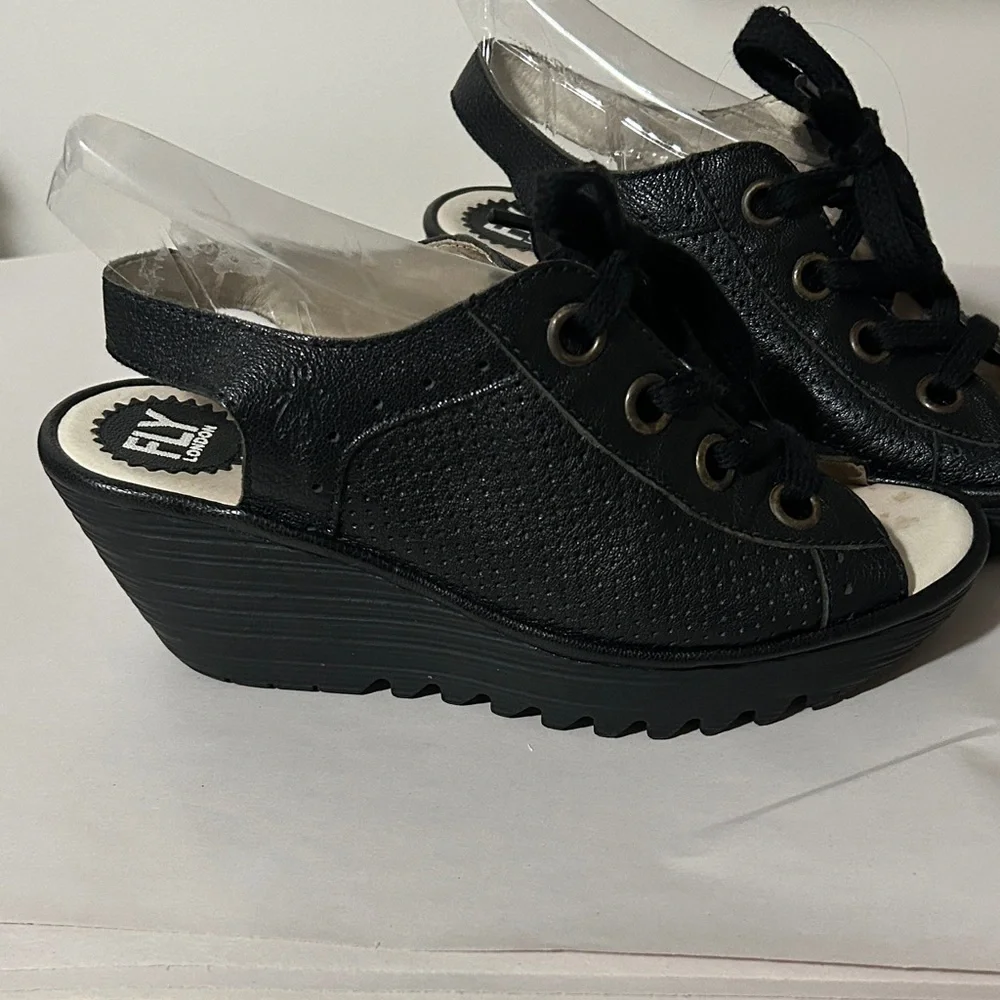 Fly London Black‎ Open-Toe Sandals